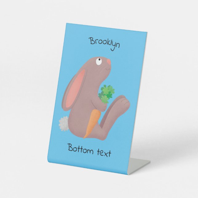Niedliches Hasen mit KarottenCartoon Sockelschild (Vorderseite)