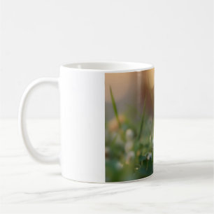 Niedliches Hasen und eine Ladybug auf dem grünen F Kaffeetasse