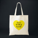 Niedliches hellgelbes Herz Licht der Weltbibel Tragetasche<br><div class="desc">Diese wohltuende Tasche besticht durch ein gelbes Herz und die wunderbaren Worte Jesu vorne und hinten.</div>