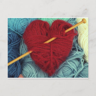 Niedliches Herz aus roter Wolle mit Stricknadel Postkarte