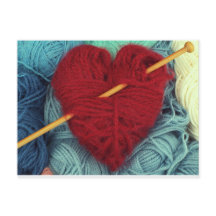 Niedliches Herz aus roter Wolle mit Stricknadel