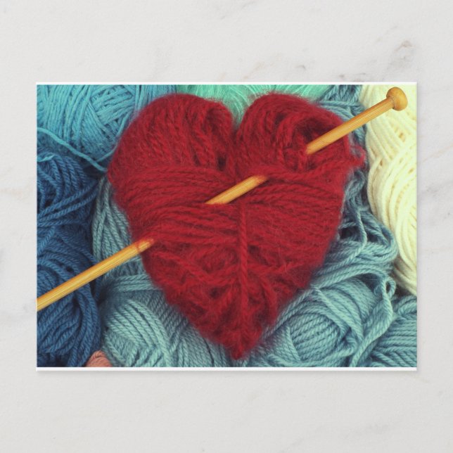 Niedliches Herz aus roter Wolle mit Stricknadel Postkarte (Vorderseite)