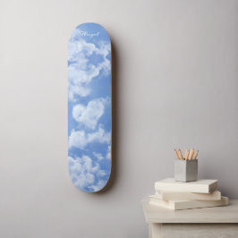 Niedliches Herz gestreift Wolke in blauem Himmel f Skateboard