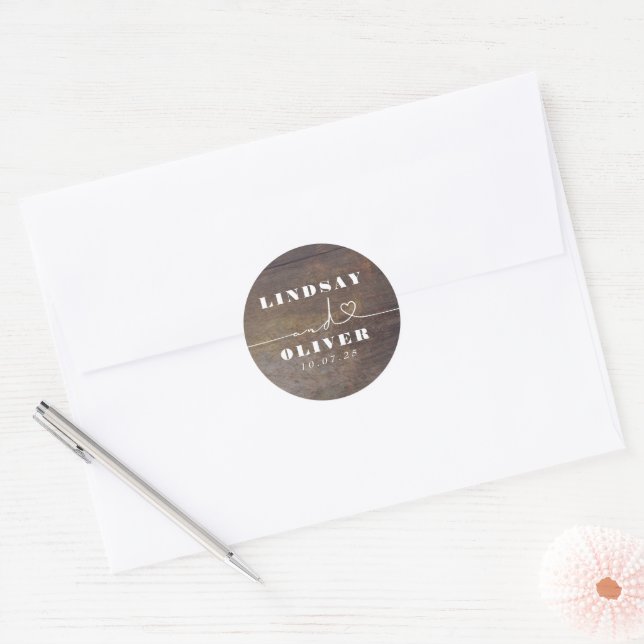 Niedliches Herz Skript Brown Wood Rustic Wedding Runder Aufkleber (Umschlag)
