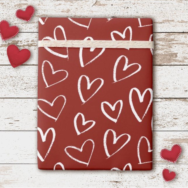 Niedliches Herzmuster Geschenkpapier (Cute white hearts on a red background decorate this Valentine's Day gift wrap.)