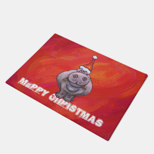 Niedliches Hippo in der Weihnachtsmannmütze über Fußmatte