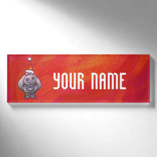Niedliches Hippo in Weihnachtsmannmütze auf Rot Namenschild