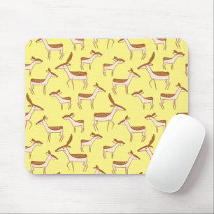 Niedliches Hirsch und Familie auf Pastellgelb Mousepad