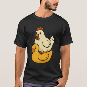 Niedliches Huhn sitzt auf einer Gummiente T-Shirt