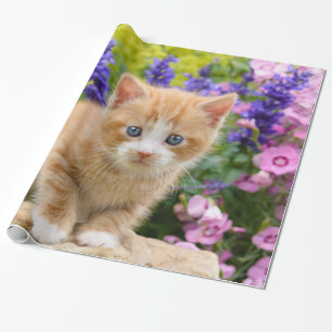 Niedliches Ingwer-Katzen-Kätzchen im blumigen Geschenkpapier