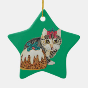 niedliches Kätzchen, das zu Weihnachten Pudding i Keramikornament