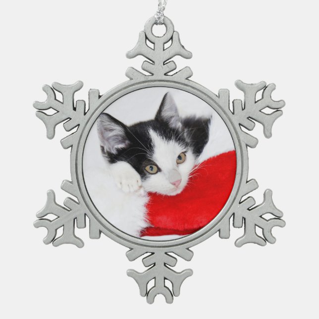 Niedliches Kätzchen in der Weihnachtsmannmütze Schneeflocken Zinn-Ornament (Vorderseite)
