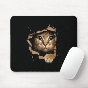 Niedliches Kätzchen sieht aus zerrissenen Geweben Mousepad