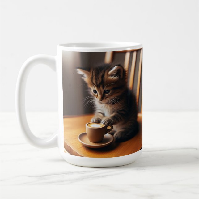 Niedliches Kätzchen sitzt in einem Stuhl mit einer Kaffeetasse (Links)