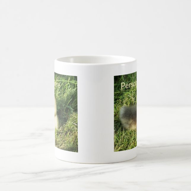 niedliches Kind im Gras Gänse Kaffeetasse (Mittel)