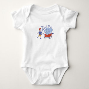Niedliches Kind und Elefant im Warenkorb Baby Strampler