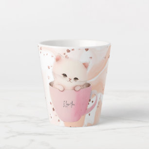 Niedliches Kitten in einem Teacup Milchtasse