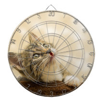 Niedliches Kitten mit ausgestreckter Pfote