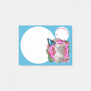 Niedliches Kitten mit blauem Schmetterling auf neo Post-it Klebezettel