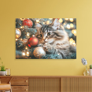Niedliches Kittenspiel mit Weihnachtsbällen Leinwanddruck