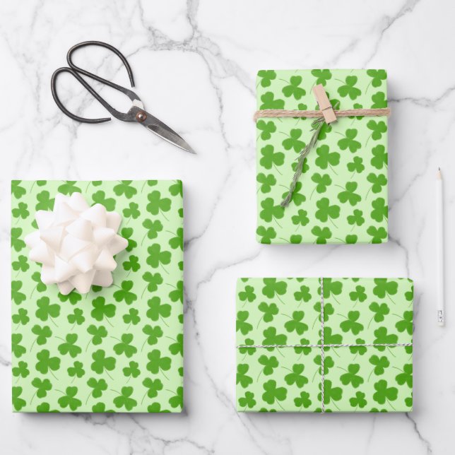 Niedliches Kleeblatt Muster Grün Geschenkpapier Set (Vorderseite)