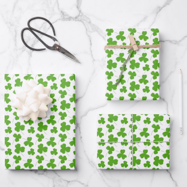 Niedliches Kleeblatt Muster Weiß Geschenkpapier Set (Vorderseite)