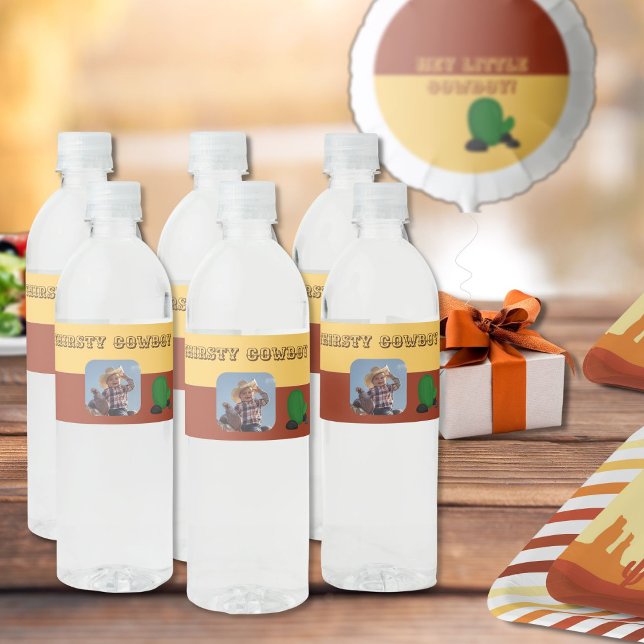 Niedliches kleines Cowboy-Foto (Unique photo water label cowboy party)