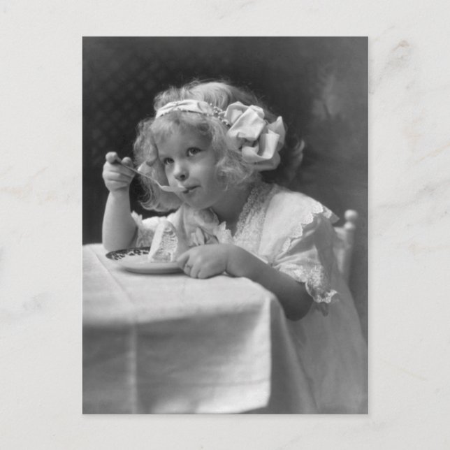 Niedliches kleines Girl Eating Ice Creme Postkarte (Vorderseite)