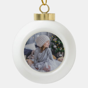 Niedliches kleines Kindermädchen und Weihnachtsbau Keramik Kugel-Ornament