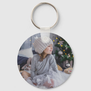 Niedliches kleines Kindermädchen und Weihnachtsbau Schlüsselanhänger