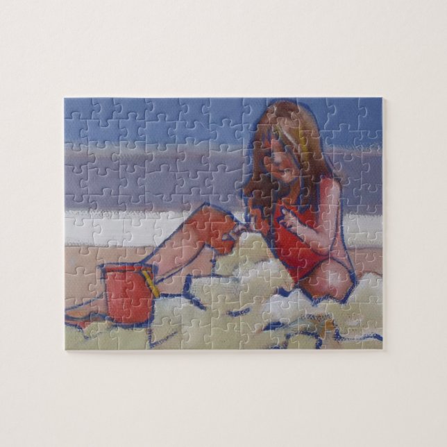 Niedliches kleines Mädchen, das im Sand spielt (Horizontal)