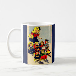 niedliches kleines Mädchen, das mit ihren Puppen d Kaffeetasse