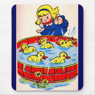 niedliches kleines Mädchen mit einem Pool voller E Mousepad