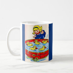 niedliches kleines Mädchen mit einer Wanne voller  Kaffeetasse