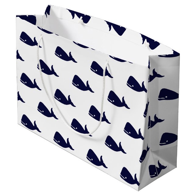 Niedliches kleines Marine-Blauwal-Muster auf Weiß Große Geschenktüte (Rückseite Schrägansicht)