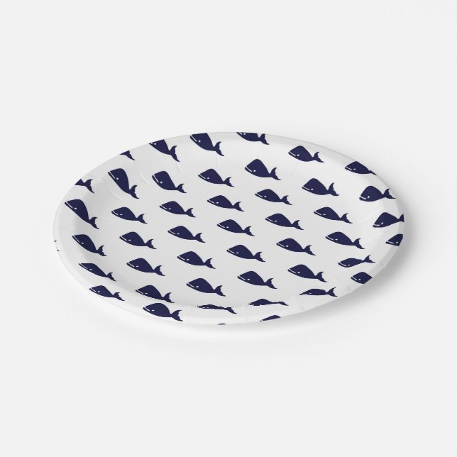 Niedliches kleines Marine-Blauwal-Muster auf Weiß Pappteller (Schrägansicht)