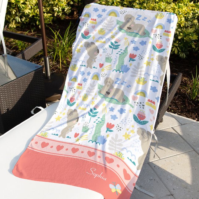 Niedliches Koala-Muster mit kleinem Mädchennamen a Strandtuch (Von Creator hochgeladen)