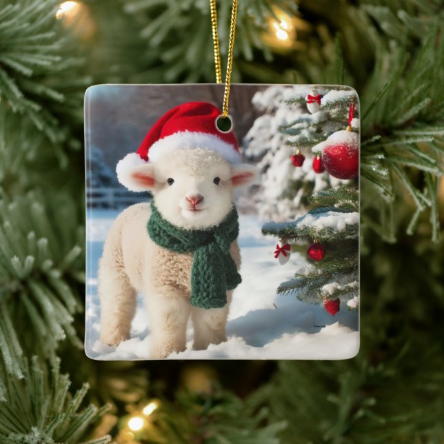 Niedliches Lamm mit Schal und Weihnachtsmannmütze Keramikornament (Baum)
