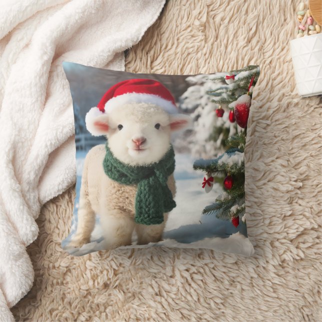 Niedliches Lamm mit Schal und Weihnachtsmannmütze Kissen (Decke)