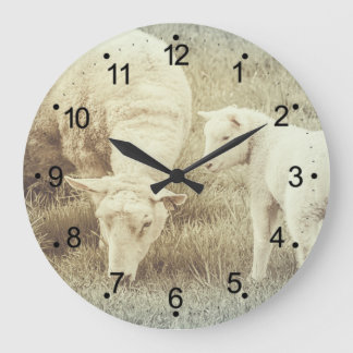 Niedliches Lamm und Mama Ewe große Uhr