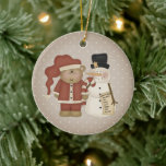 Niedliches Land Santa Bär und Snowman Personalisie Keramik Ornament<br><div class="desc">Als Weihnachtsmann verkleidete pädagogische Teddybär mit seinem Freund den Schneemann,  der ihm mit der Naughty- oder Nizza-Liste hilft. Es hat einen blassbräunlichen und weißen Polka Punkt Hintergrund. Kann auf der Rückseite mit dem Namen und dem Jahr Ihres Kindes personalisiert werden.</div>