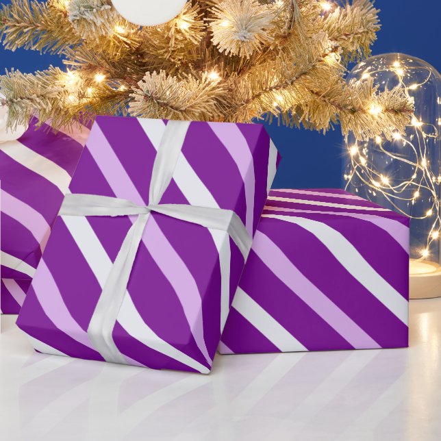 Niedliches Lila Weißmuster Geschenkpapier (Feiertage)