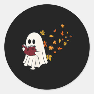Niedliches Little Ghost Reading Book Under Herbstl Runder Aufkleber
