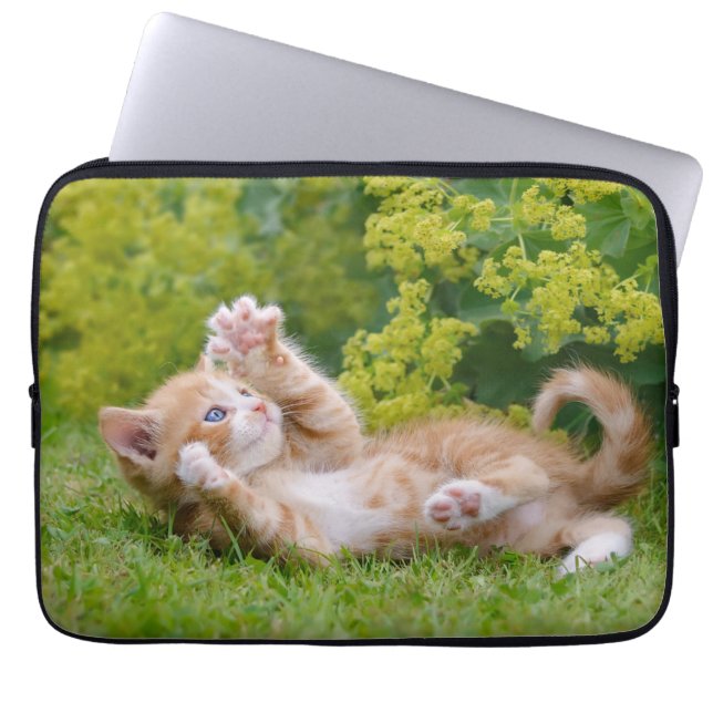 Niedliches, lustiges Katzenkätzchen in einem Blume Laptopschutzhülle (Vorderseite)
