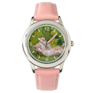 Niedliches, lustiges Katzenkitt in einem Blumengar Armbanduhr