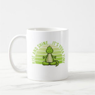 Niedliches, lustiges Krokodil, das Yoga macht. Kaffeetasse