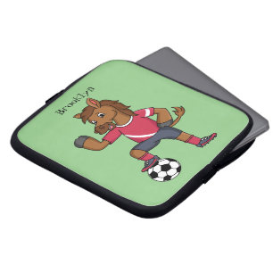 Niedliches lustiges Pferd beim Fußballspielen Cart Laptopschutzhülle