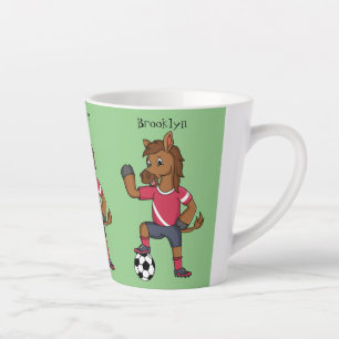Niedliches lustiges Pferd beim Fußballspielen Cart Milchtasse