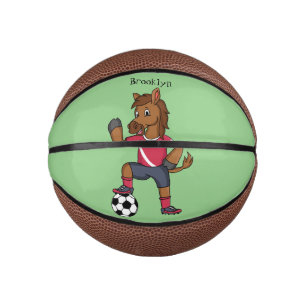 Niedliches lustiges Pferd beim Fußballspielen Cart Mini Basketball
