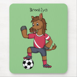 Niedliches lustiges Pferd beim Fußballspielen Cart Mousepad